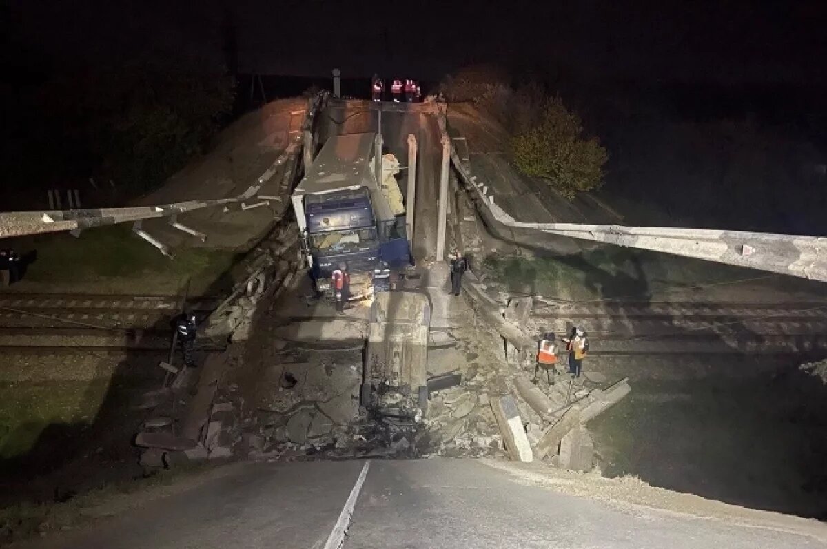    Мост в Крыму не выдержал веса грузовика, который перевозил 21 тонну моркови