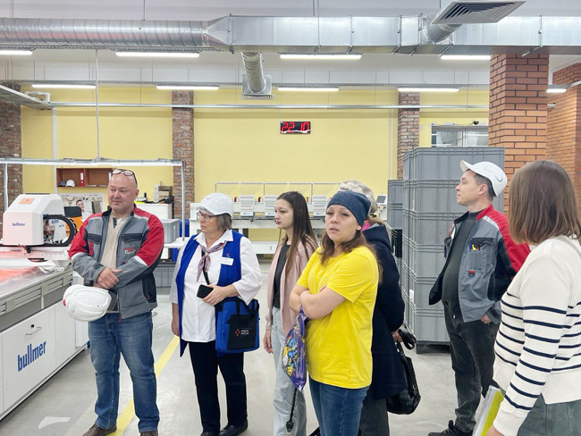 Сотрудники Суксунского оптико-механического завода и Кадрового центра провели подросткам экскурсию по предприятию
