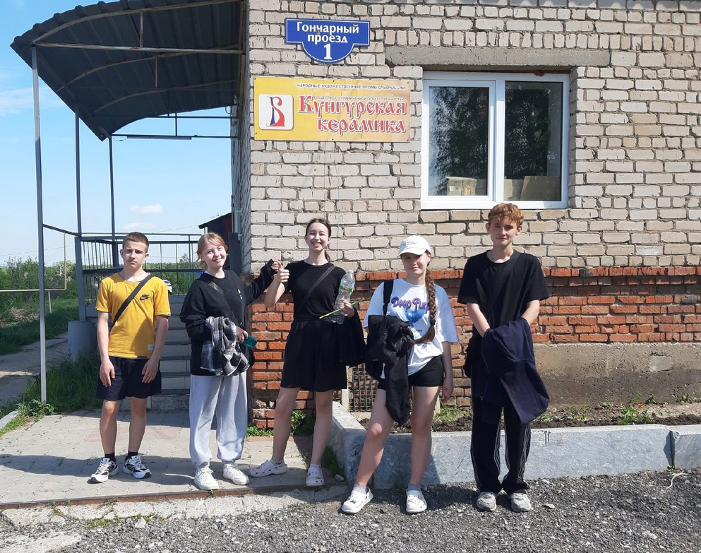 Первые трудовые будни: ребята строили дружбу и создавали красоту в «Кунгурской керамике»