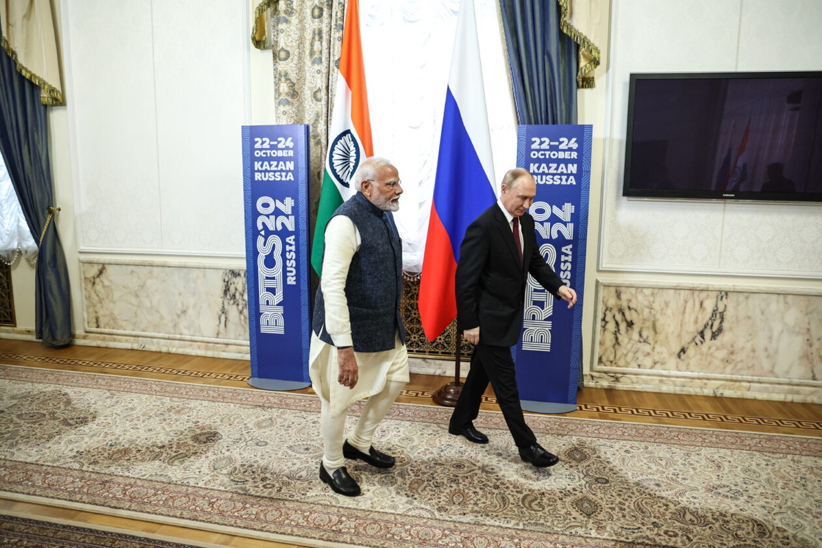 Россия.  Республика Татарстан. Казань. Президент РФ Владимир Путин и  премьер-министр Индии Нарендра Моди (справа налево) во время встречи в  рамках саммита БРИКС. Фото: Александр Казаков/пресс-служба президента  РФ/ТАСС