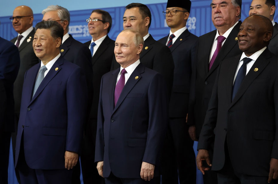 24  октября. Председатель КНР Си Цзиньпин, президент РФ Владимир Путин и  президент ЮАР Сирил Рамафоза во время совместного фотографирования глав  делегаций государств БРИКС. Фото: Александр Казаков/пресс-служба  президента РФ/ТАСС