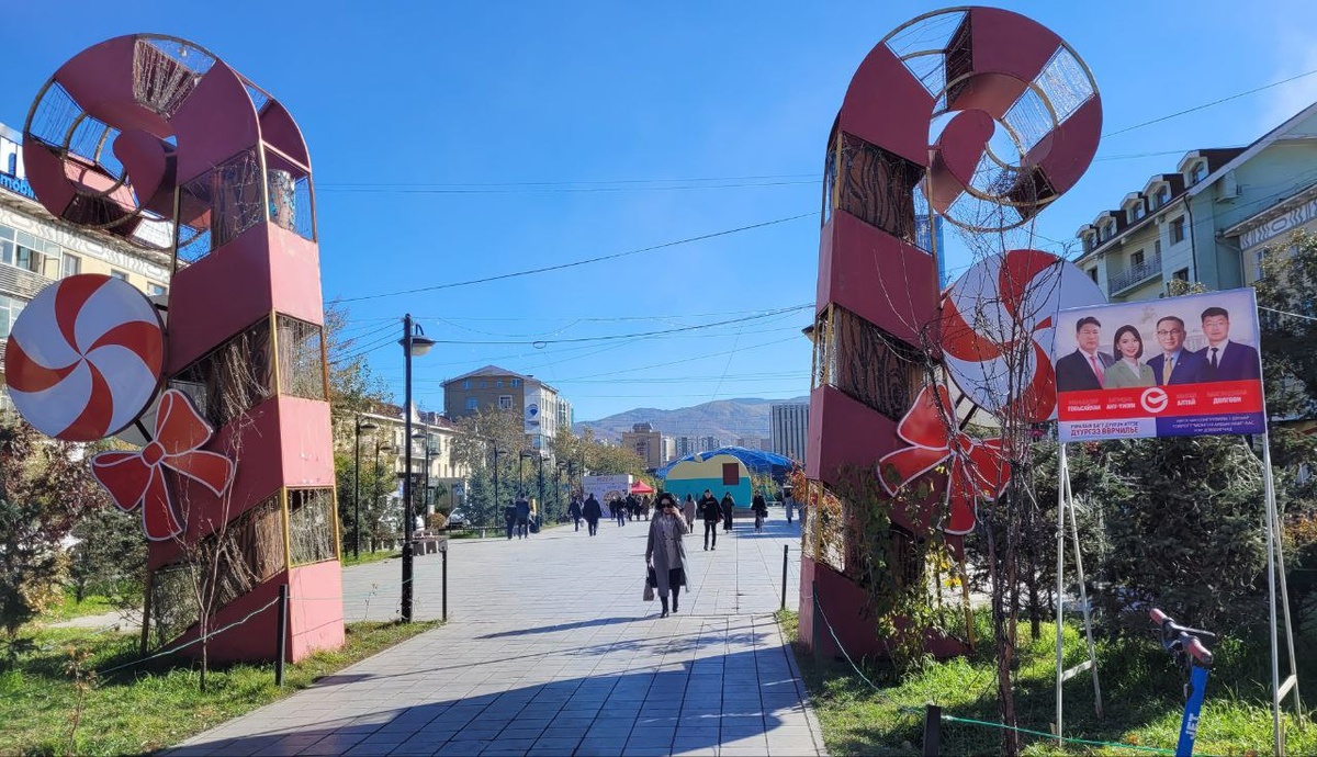 Сквер в центре с рождественской атмосферой в октябре