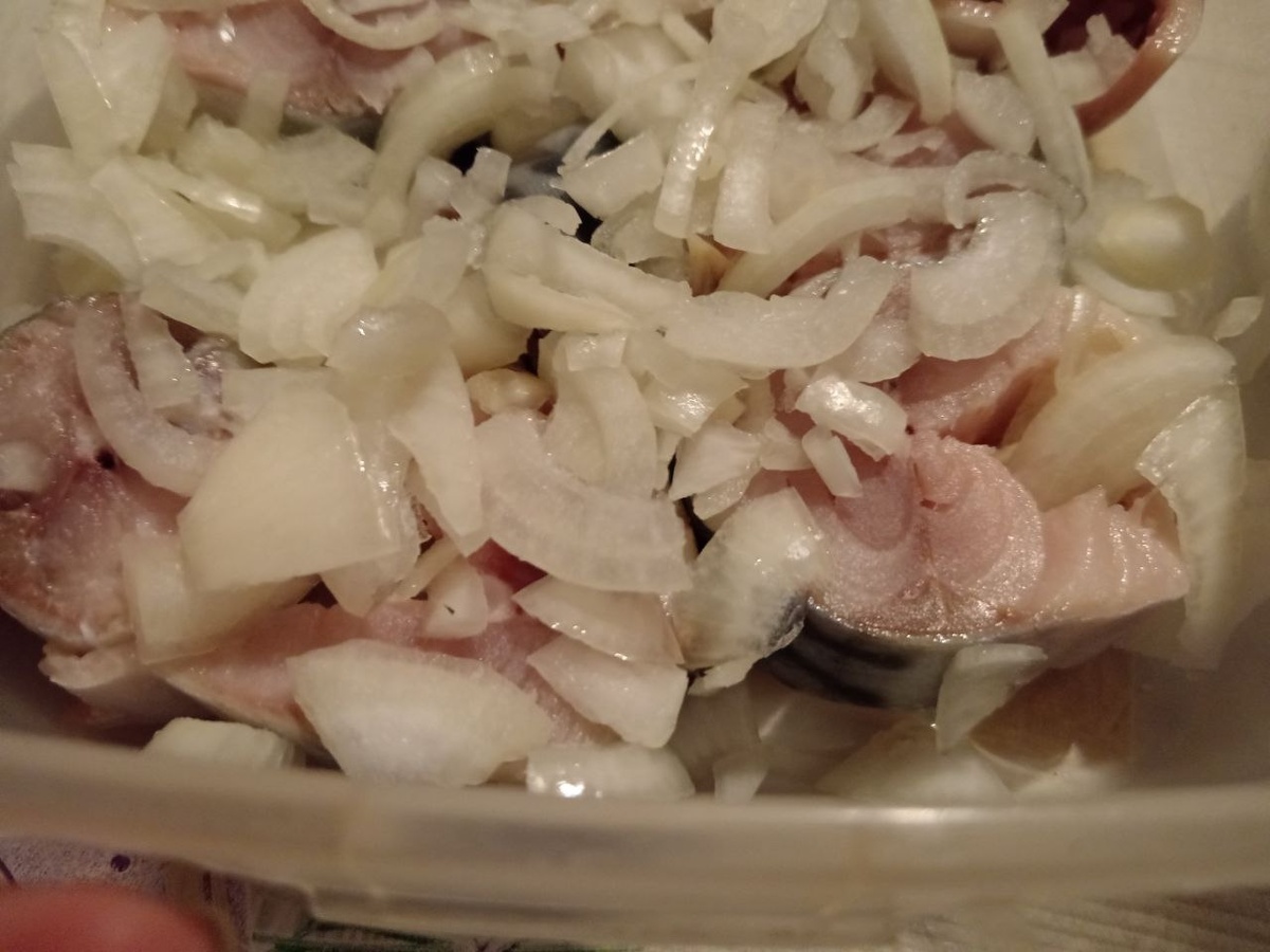 Посыпала луком.