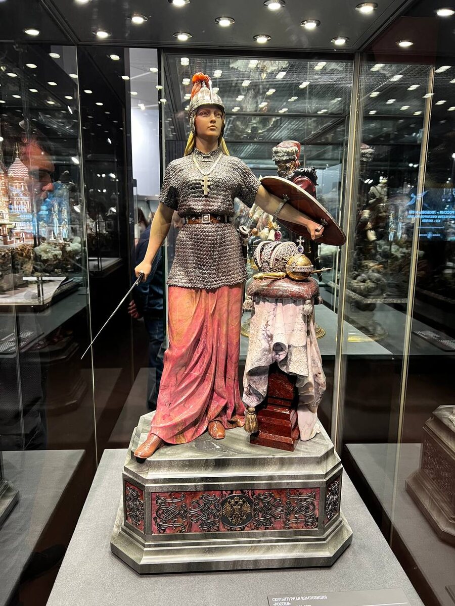 Скульптурная композиция "Россия", Екатеринбург, 2022-2023
Студия камнерезного искусства "Святогор"

автор модели Лапыш Павел, камнерез Ширяев Станислав, шлифовщик Атемасов Алексей, ювелиры Евдокимов Дмитрий и Бабушкин Дмитрий

Джеспилит, гематит, кремень, родонит, халцедон, яшмоид, пирит, топазы, фианиты, искусственный рубин, искусственный сапфир, яшма, агат моховой, латунь, серебро, резьба по камню 95 х 55,5 х 35 см