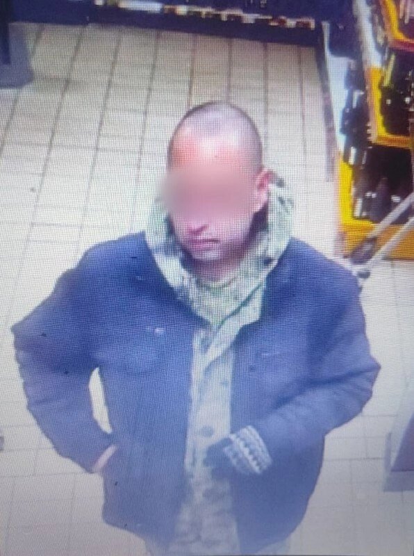    Предполагаемый похититель ребенка попал на камеры видеонаблюдения. Фото: https://vk.com// ПУСТЬ ГОВОРЯТ ВЯЗЬМА|ПГВ