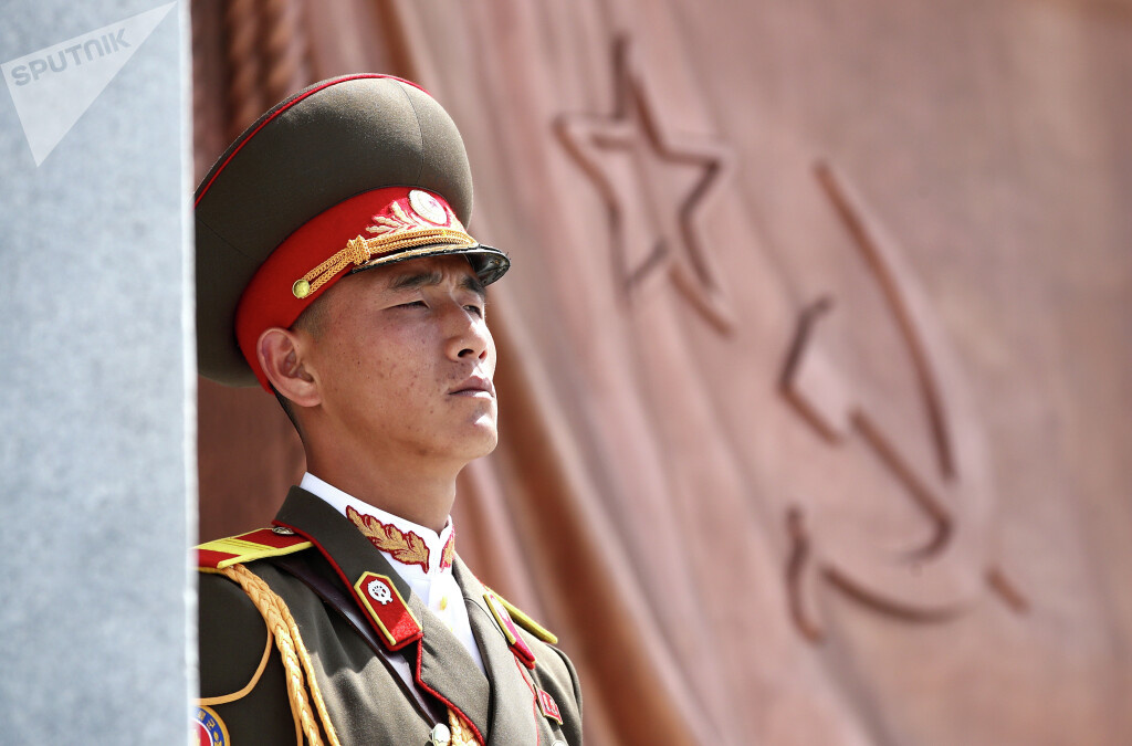 Военный во время церемонии возложения цветов к посвященному советским воинам монументу «Освобождение» в Пхеньяне