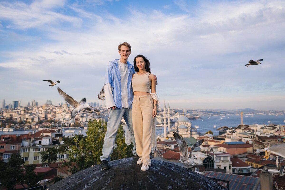    Юлия Довганишина и Никита Шишкин вживаются в образы. Самый захватывающий вид на город открывается с крыши древнего караван-сарая (гостиницы) Валиде Хан. Евгений Смирнов