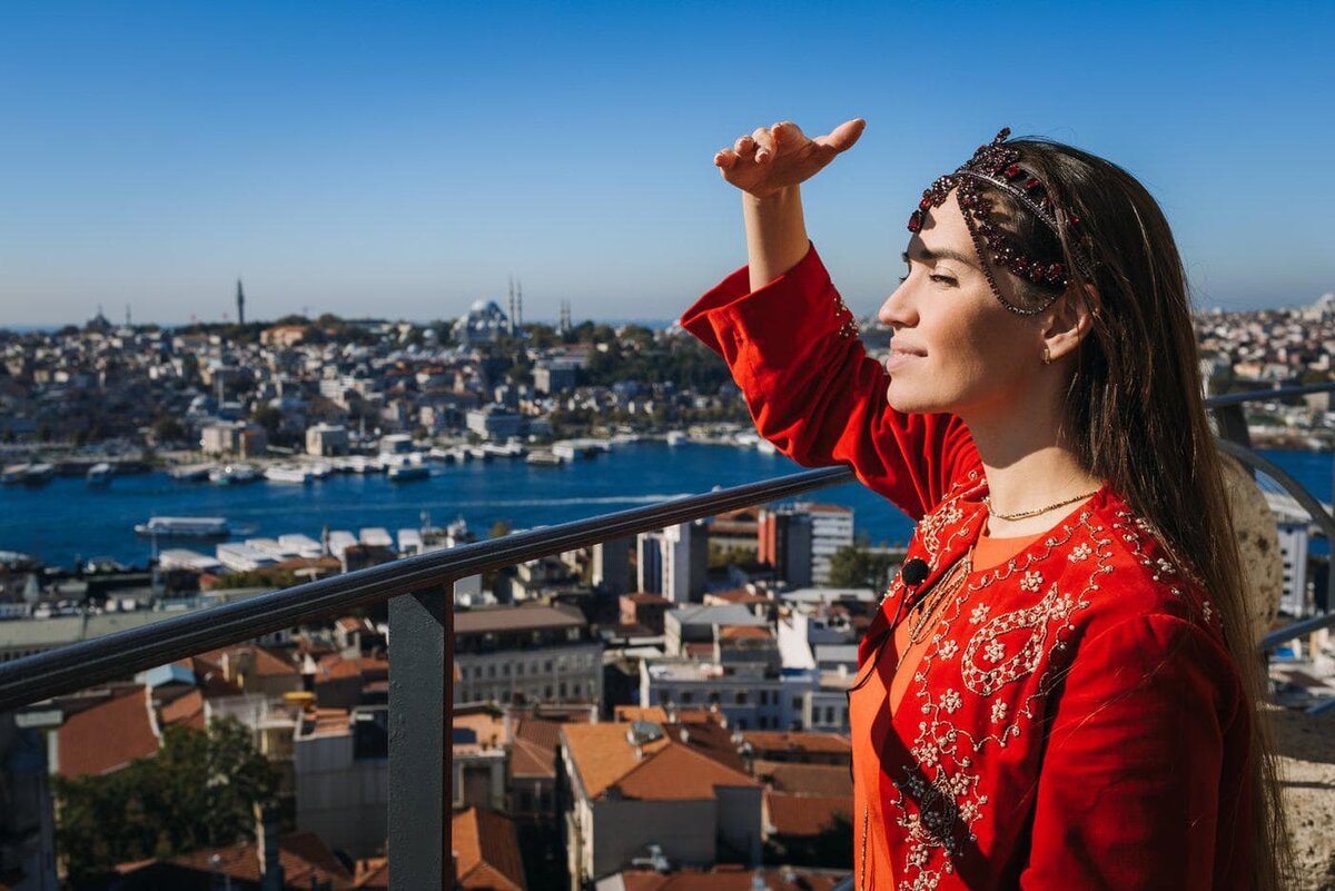    На «Башне невест» Юлия примерила диадему восточной принцессы, которая ей очень идёт.Евгений Смирнов