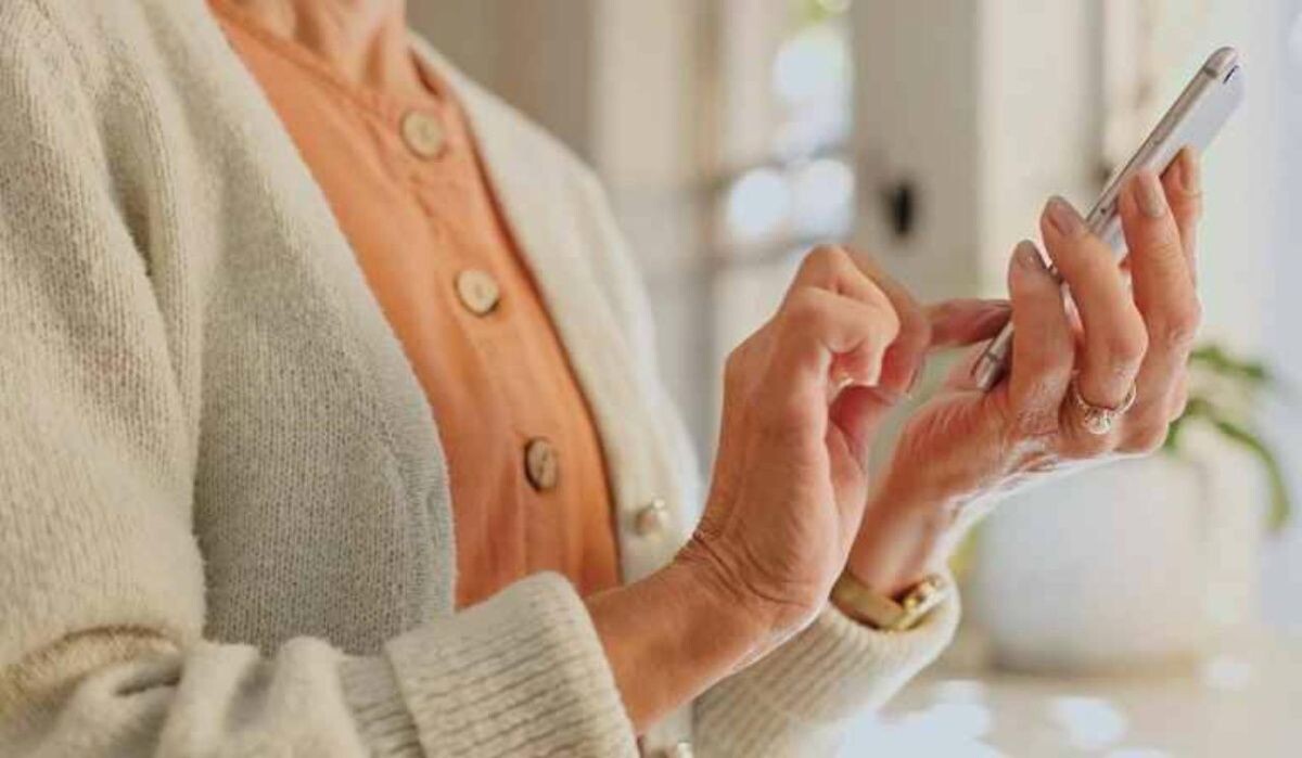     Женщина с телефоном. Источник: rbc.ru Автор фото: Yuri A