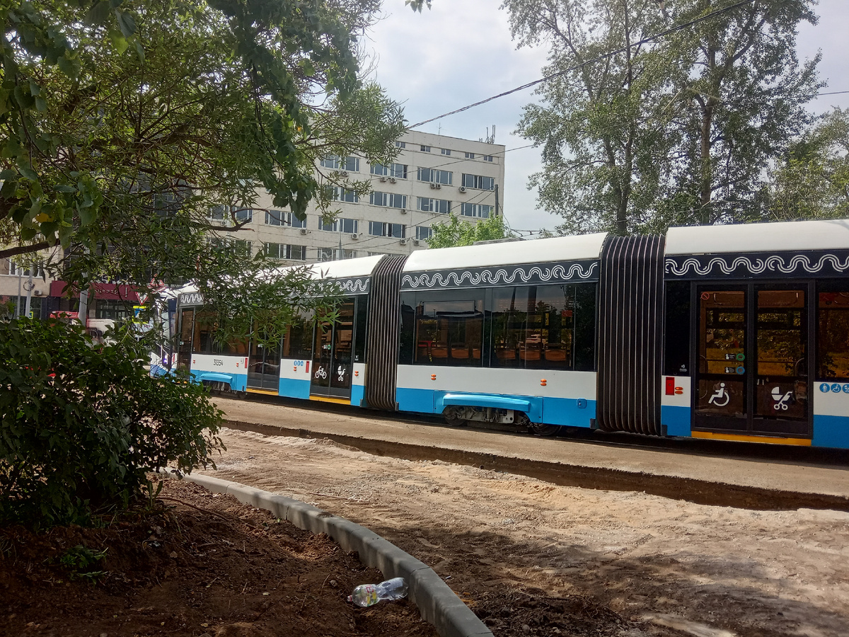 Ну и куда же без дорожных работ и обновления асфальта на тротуаре? 