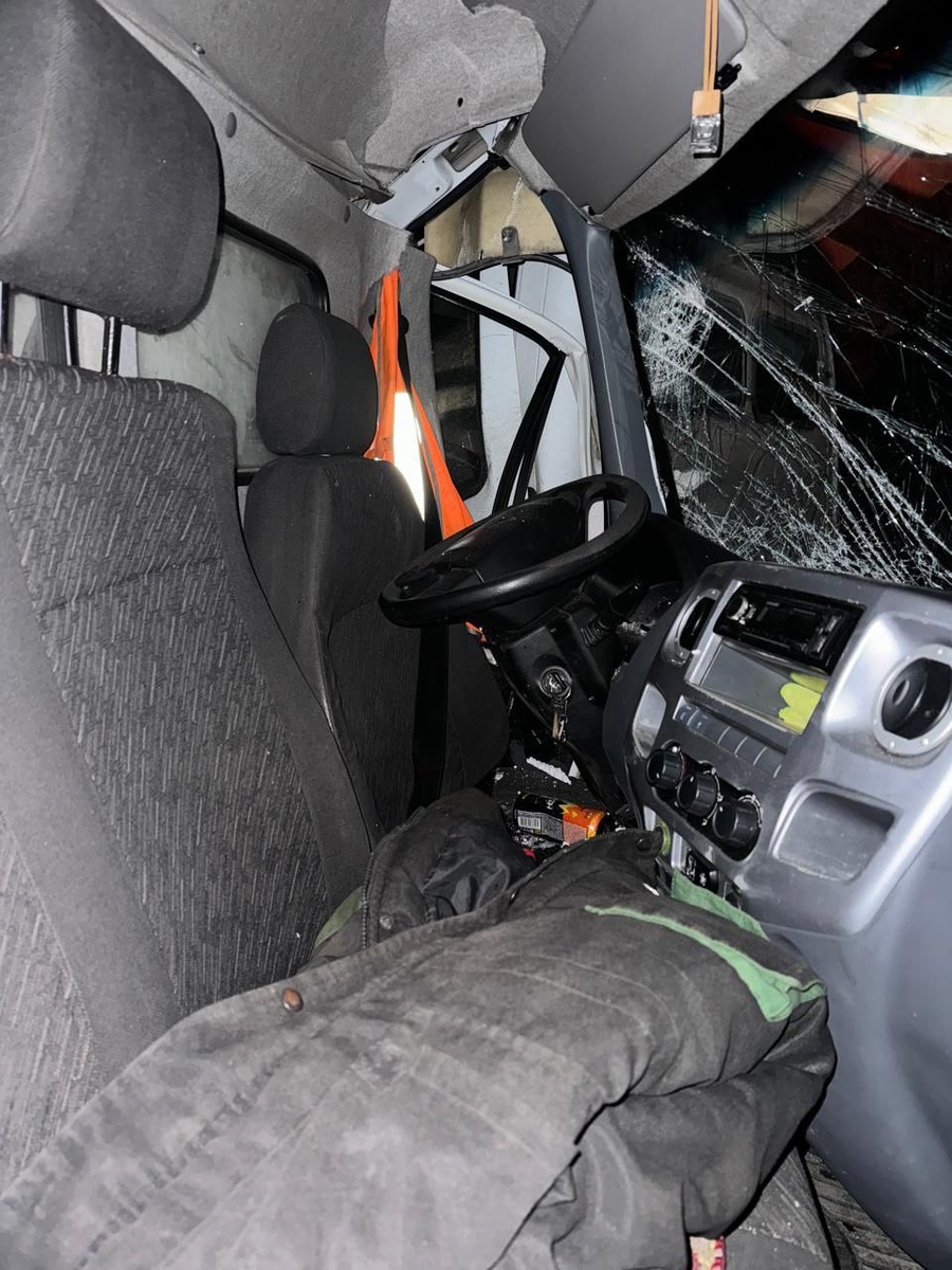 Руслан успел выскочить из-за руля на пассажирское место