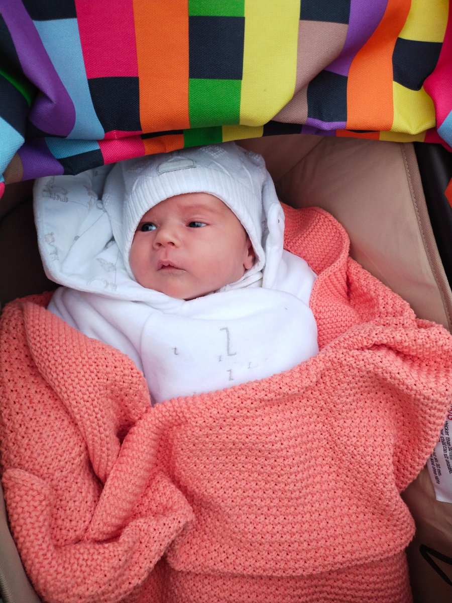 Даже при не полностью открытых глазках было видно, что левый глаз прикрыт