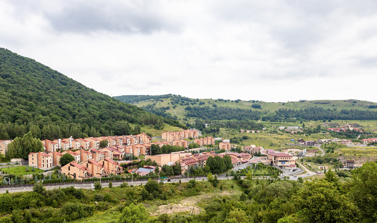 Крупнейший горнолыжный курорт Армении, Цахкадзор находится на склоне горы Тегенис на высоте почти 2000 м над уровнем моря.Фото: vvoe / Shutterstock.com