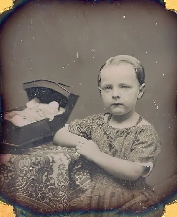 Куклы и кукольные домики были предназначены для обучения девочек навыкам ведения домашнего хозяйства, в то время как «разборные головоломки» и карточные игры использовались для поощрения фактического обучения.
С течением столетия отношение к игре начало меняться, что совпало с ростом индустриализации.