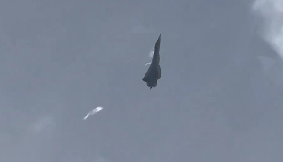 "Фигуры высшего пилотажа даются Су-57 с потрясающей лёгкостью. Он создан для неба" Китайская "Глобал Таймс" о нашем истребителе