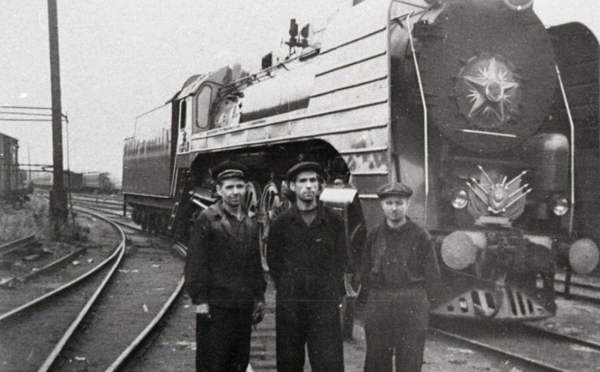 Паровоз П36 и паровозная бригада.