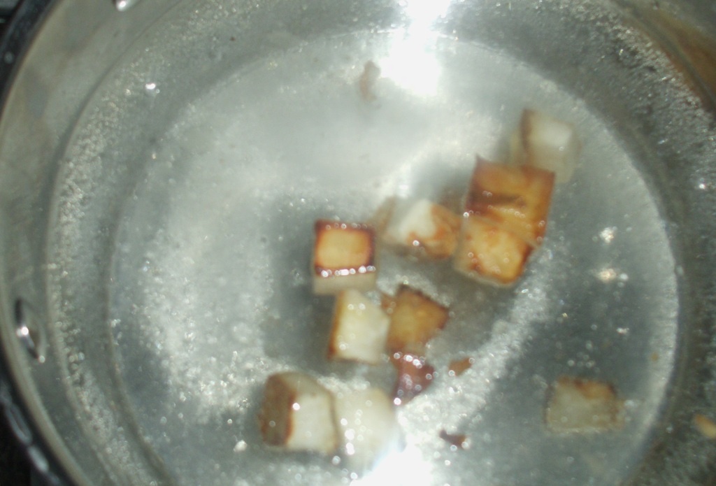 Поджаренные кубики сельдерея в кастрюле с кипящей водой. Личное фото автора канала Житейская проза
