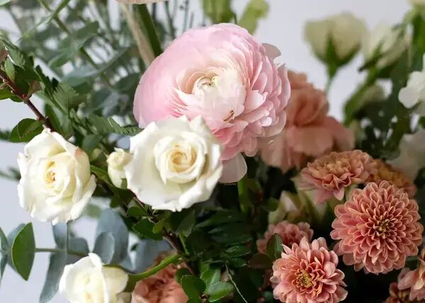   Букет «Медея» с кремовыми розами от AzaliaNow Мария Казённова