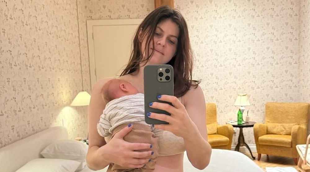     Александра Даддарио и ее ребенок / Фото: Instagram*/alexandradaddario/ *соцсеть признана в России экстремистской и запрещена