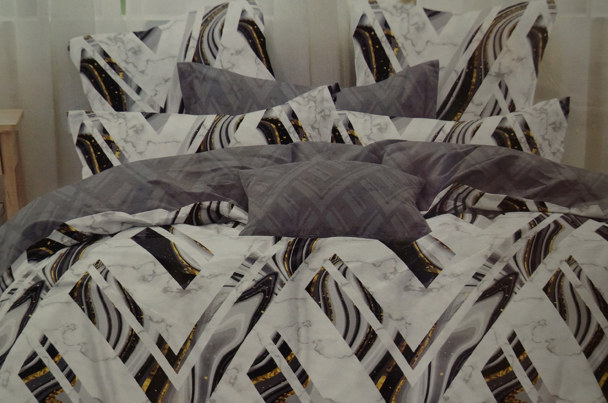 Пододеяльник 150 х 215 см , простыня 150 х 215 см , две наволочки 70 х 70 см