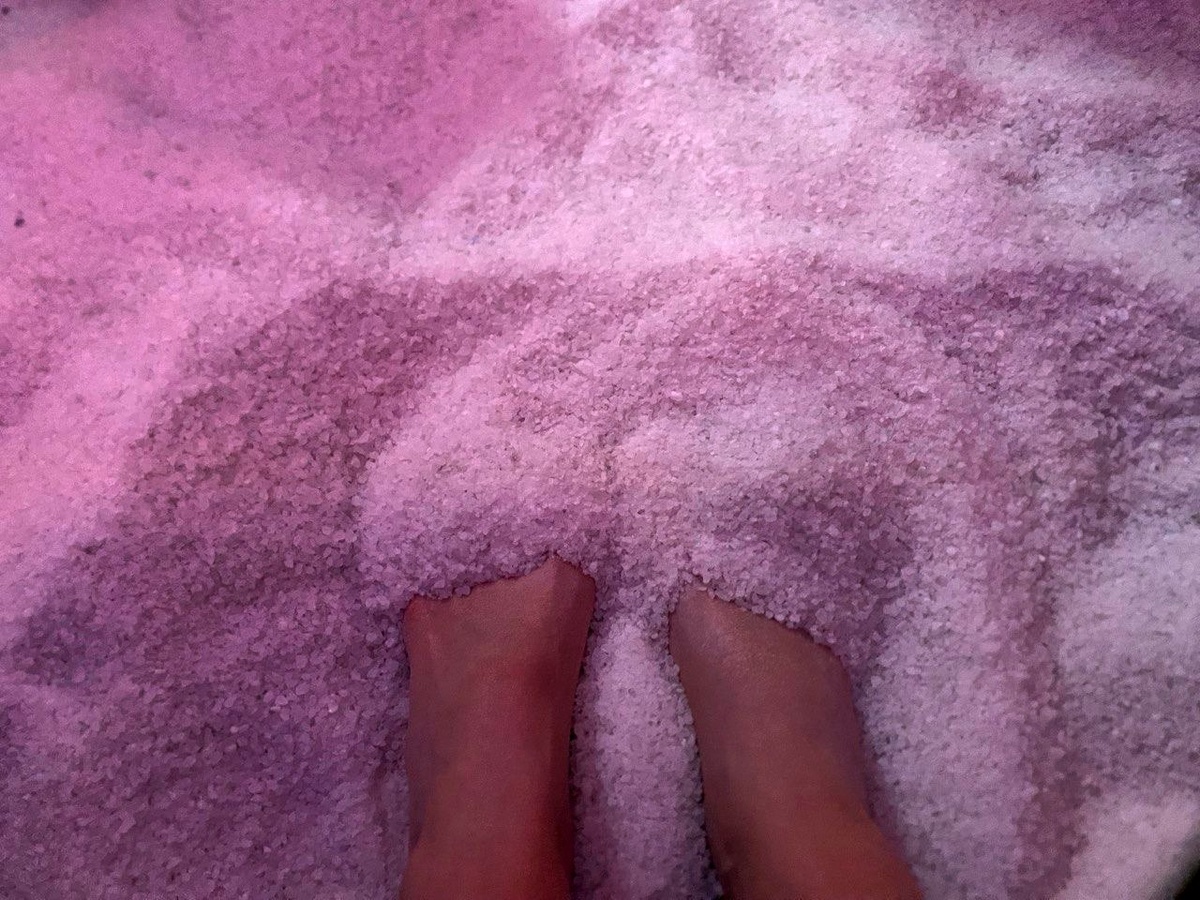 огромный слой соли под ногами