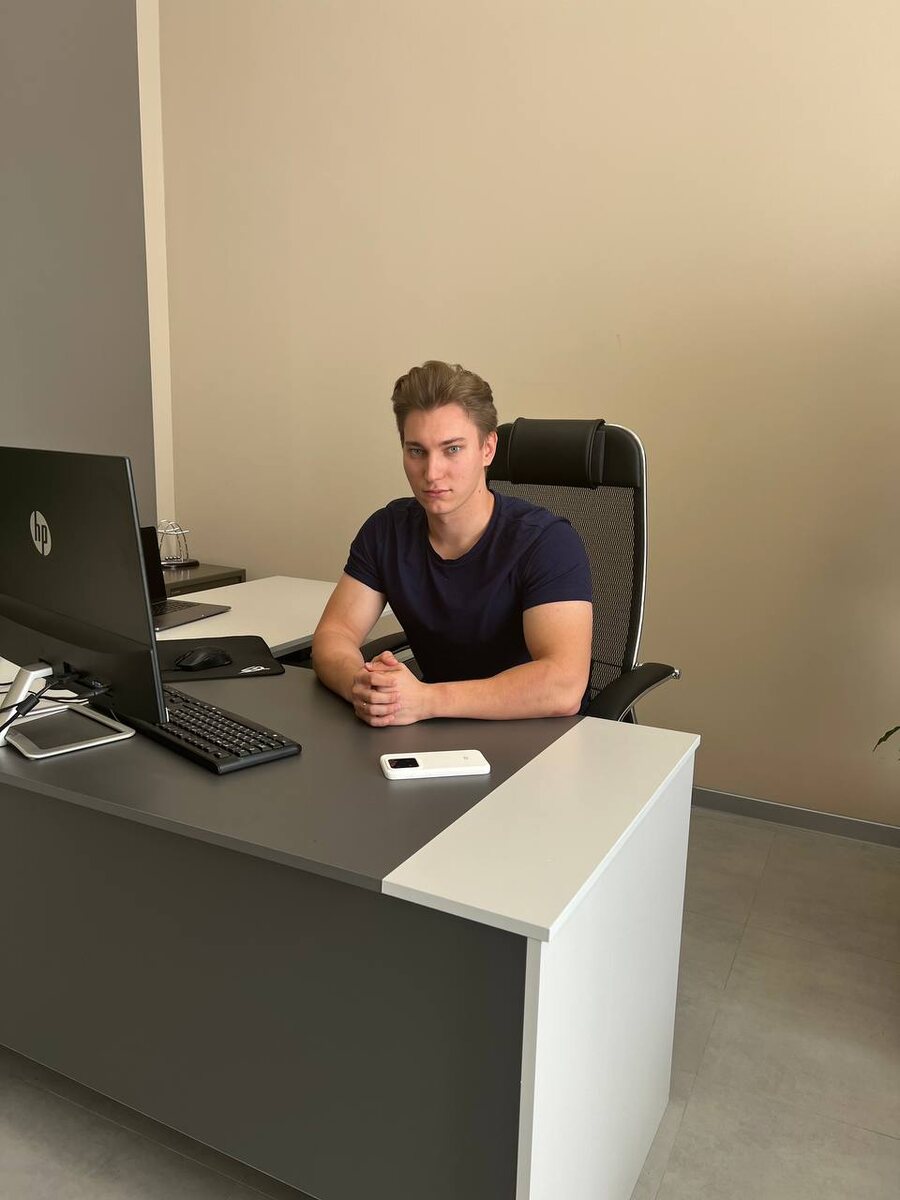 Дибров Сергей Константинович. Образование: КГБПОУ ХАМК "Эксплуатация транспортного электрооборудования и автоматики (по видам транспорта, за исключением водного)". Опыт работы по специальности: 2 года. Проработал в Шанхай сервисе г. Хабаровск. Помимо наладки электрики набрал большое количество опыта в эксплуатации ДВС и Ходовой части. На данный момент переехал в г. Краснодар. Активно занимаюсь привозом авто из-за рубежа.