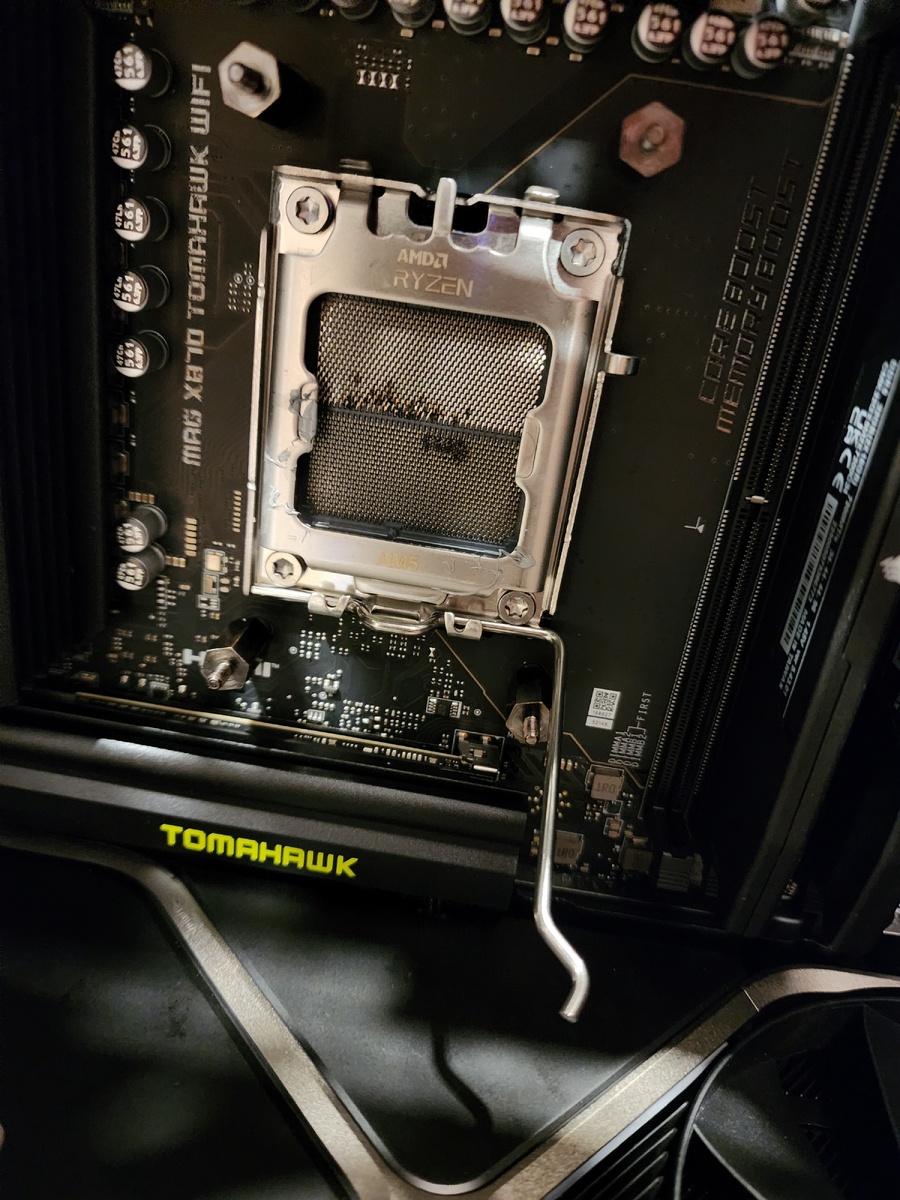    Не опять, а снова? AMD Ryzen 7 9800X3D «выгорел» вместе с сокетом [ФОТО]