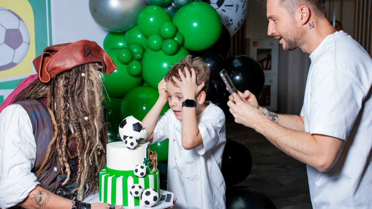 Никита был впечатлен сюрпризом отца. Фото: телеграм-канал Сергея Лазарева