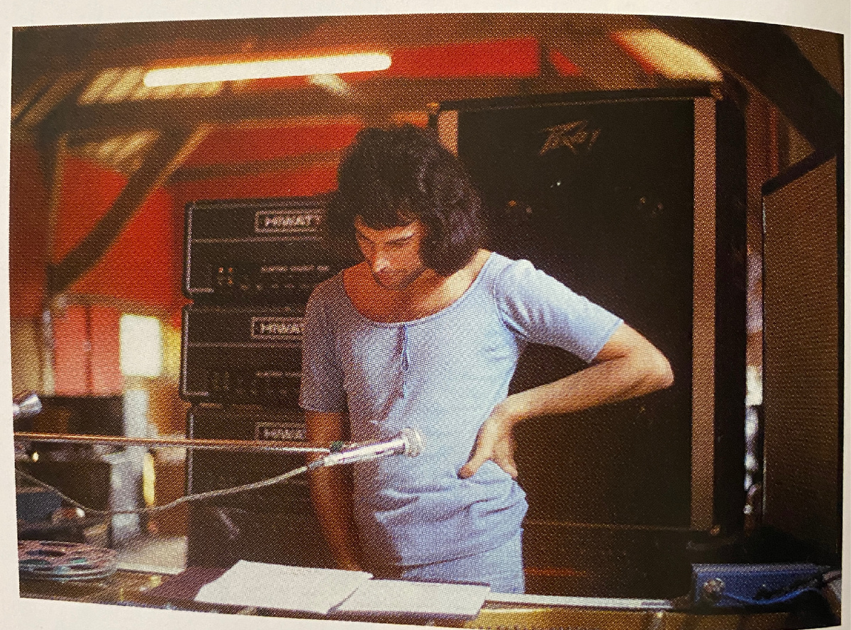 Этот кадр сделал гитарист группы Брайан Мэй в студии Ridge Farm в 1975 году во время записи этого альбома. Брайан рассказывал: "Это одна из самых моих любимых фотографий Фредди – непринужденного, в футболке Biba, в период нашей совместной лихородачной работы над этим альбомом". 