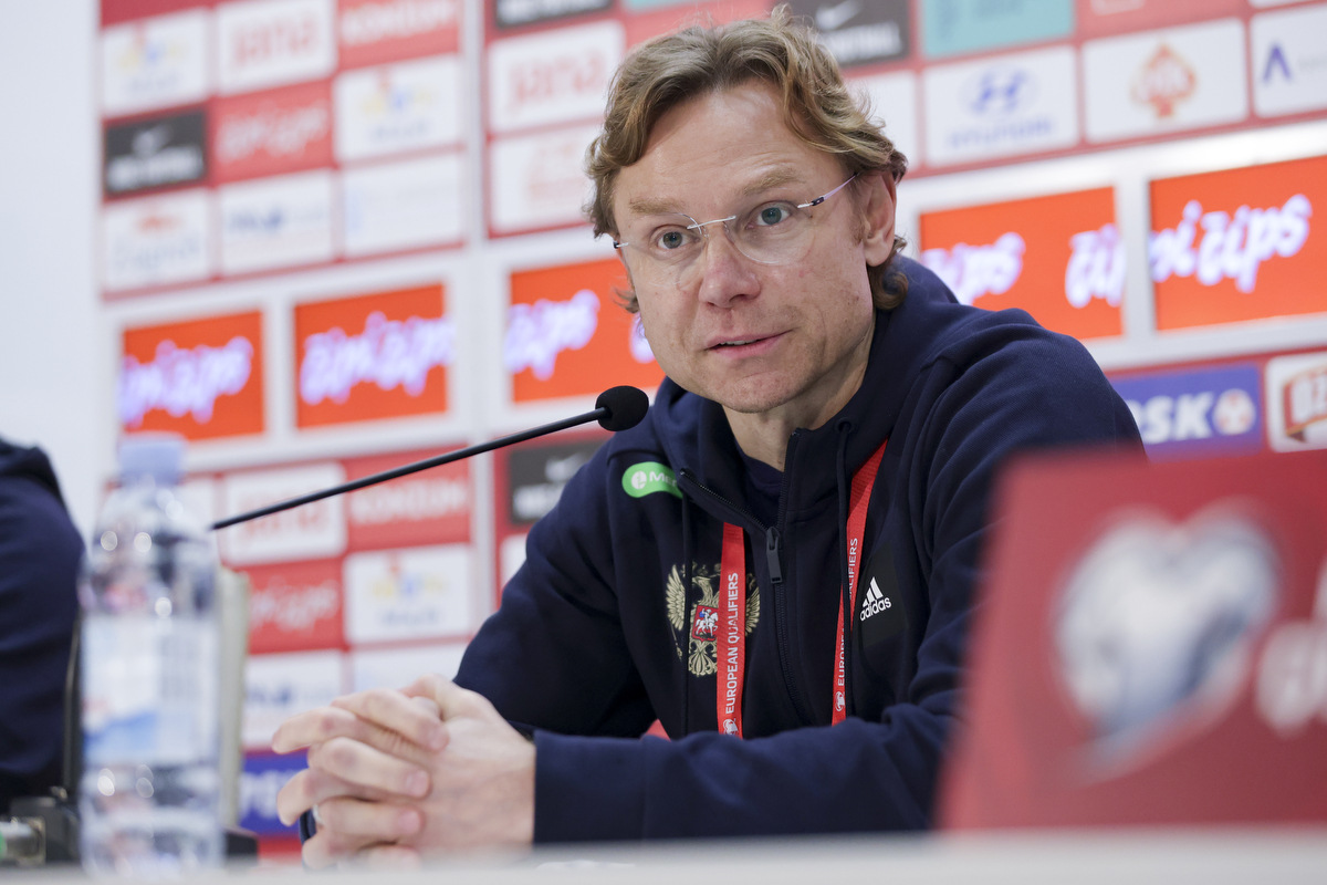     Валерий Карпин перед матчем с Хорватией. Фото: Михаил Шапаев, РФС