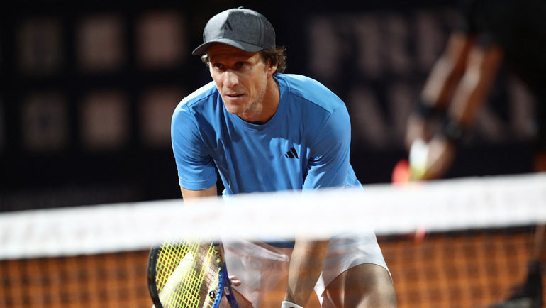    Бывший уругвайский футболист Диего Форлан сыграл в теннис. Reuters