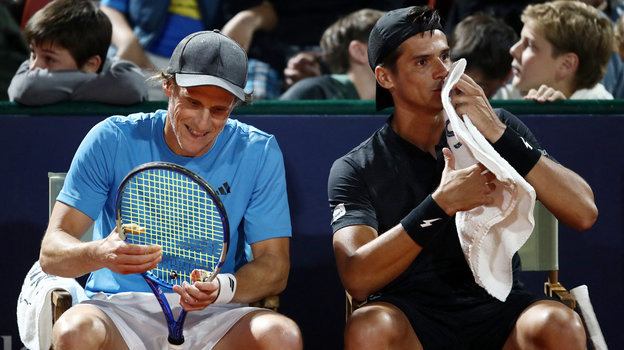    Бывший уругвайский футболист Диего Форлан (слева) и теннисист Федерико Кориа. Reuters