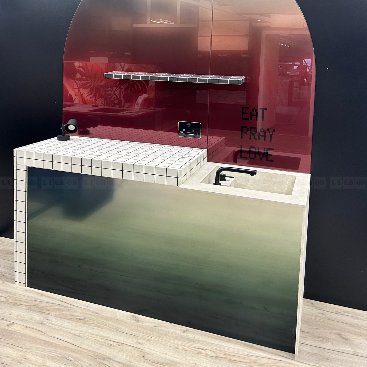 Столешница с варочной панелью Ligron Tech® и боковая стойка из керамики CERALAN в декоре 2541 Симпл Вайт. Столешница с мойкой и боковая стойка из керамики CERALAN в декоре 2521 Белла Вита