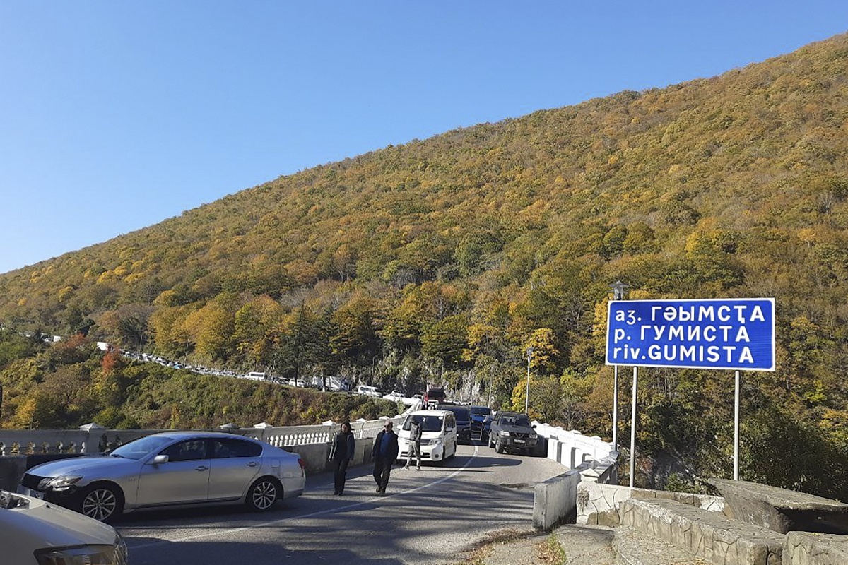    Заблокированный мост через реку Гумиста на трассе, ведущей в столицу Абхазии город Сухум