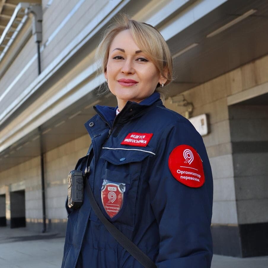    Контролёры московского общественного транспорта носят специальную форму. Департамент транспорта Москвы