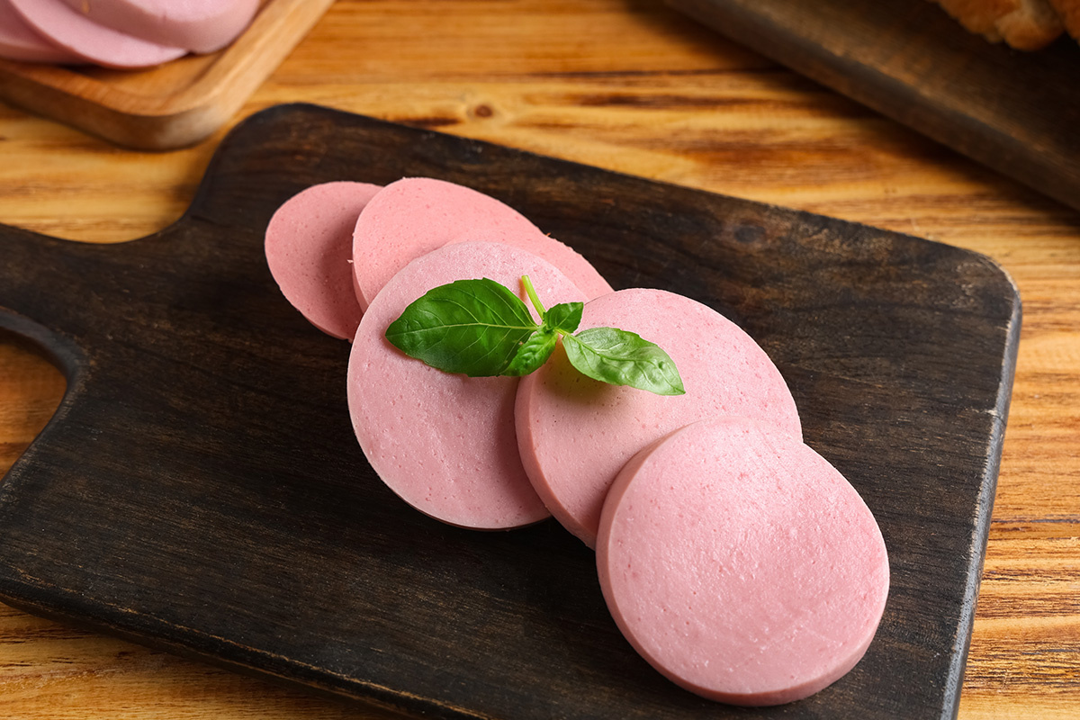 Pixel-Shot / Shutterstock / FOTODOM📷Содержащийся в мясных переработанных продуктах нитрит натрия может отразиться на работе органов дыхания