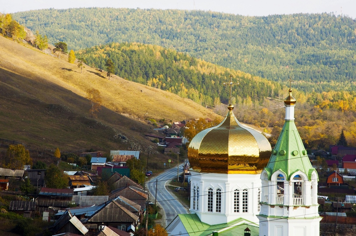 Вид на колокольню и купол Храма Крестовоздвиженья