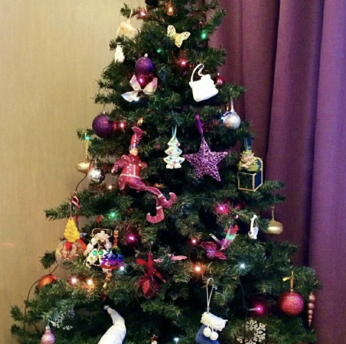 Новогодняя елка в квартире. Елка новогодняя наряженная. Новогодняя елка домашняя. Наряженная елка в квартире. Новогодняя елка в доме.