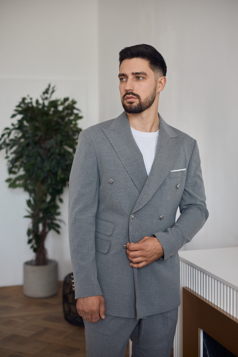 Мужской двубортный костюм в сером цвете с двойным карманом