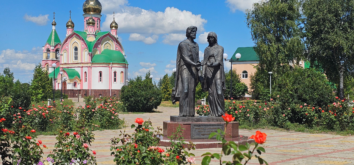 Памятник Петру и Февронье у храма Серафима Саровского в Курчатове