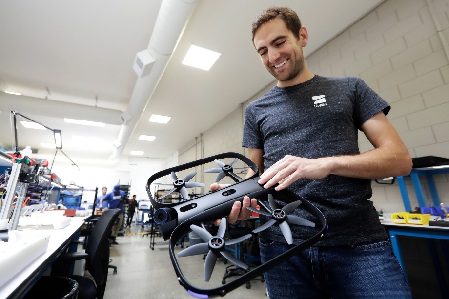 Адам Брай, основатель и генеральный директор Skydio, с летающий дроном R1. | Фото: Zuma/TASS