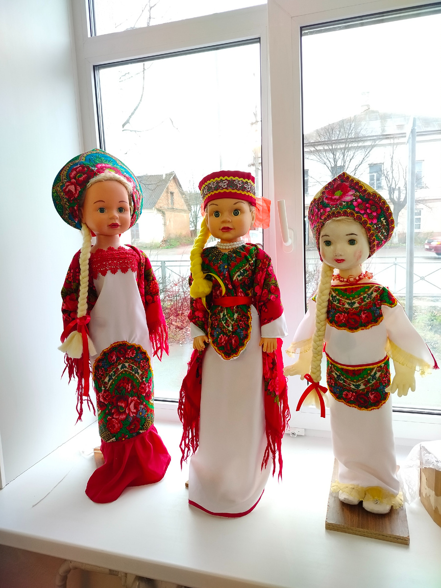 Куклы-красавицы, в их костюмах народные мотивы