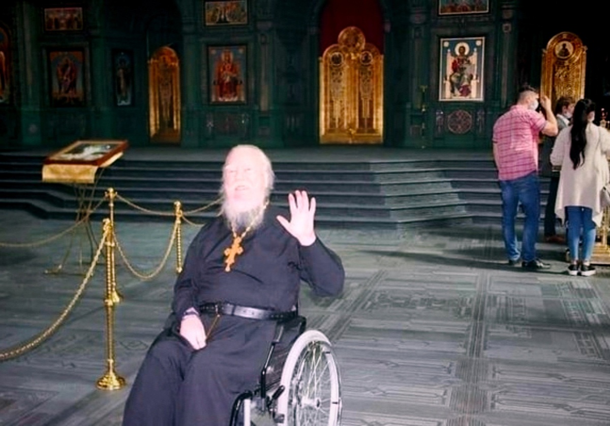 Одно из последних фото Димитрия Смирнова, когда он вынужден был передвигаться в инвалидной коляске, но при этом бодрости духа не терял.