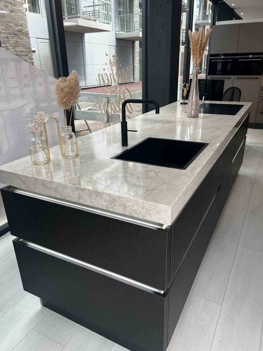 Столешница из кварцевого агломерата Cygnus Divine (Glencoe) от Quantra Quartz 