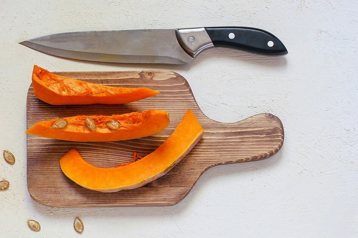 Пряные тыквенные дольки отлично сочетаются с творожно-сметанным соусом с добавлением  ягод можжевельника, оливкового масла и чеснока.  Фото с сайта ru.freepik.com.