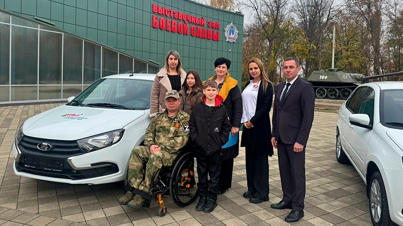    В Краснодаре ветеранам СВО вручили новые отечественные автомобили