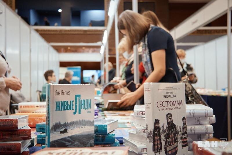    Вживую люди покупают книги лучше, чем в интернете