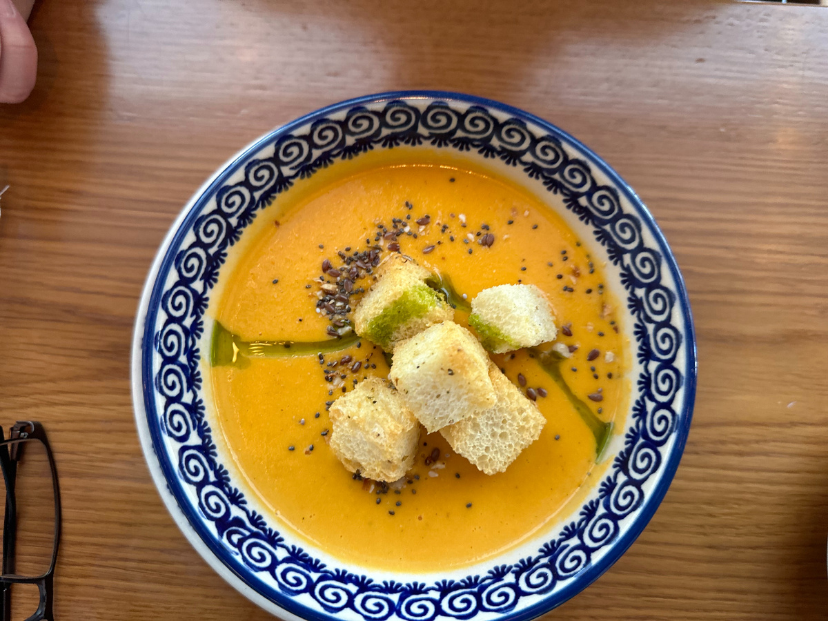 Крем суп из лосося с гренками