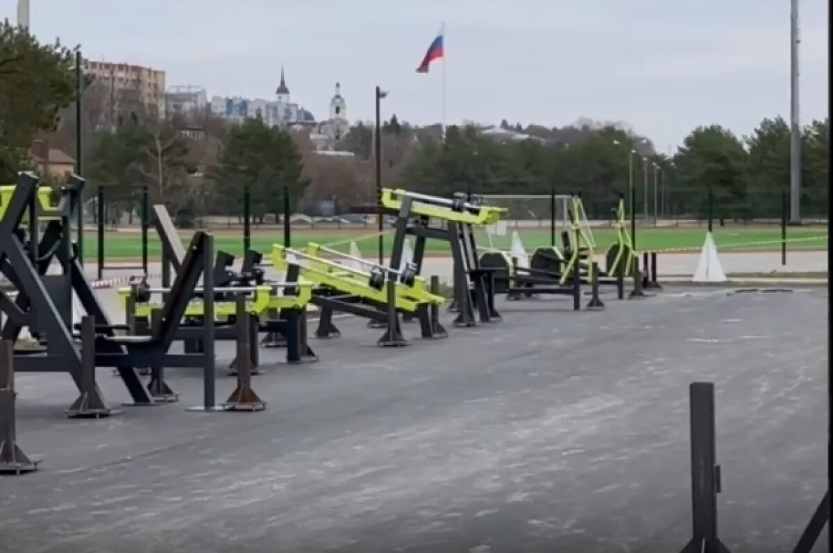    В калужском сквере им. Волкова установили новые тренажеры