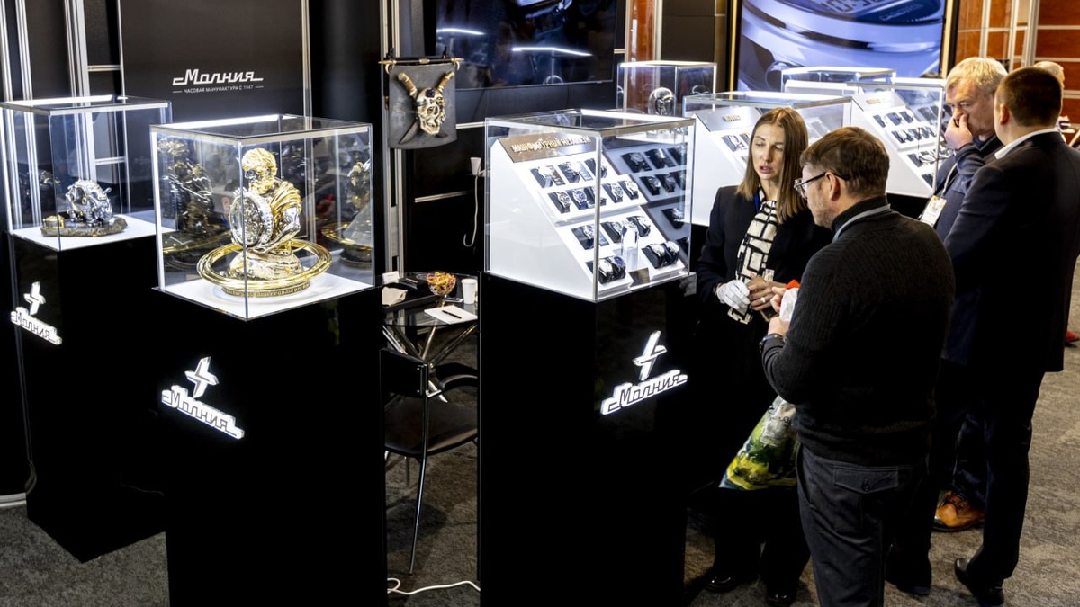 Продукция «Молнии» всегда вызывала неподдельный интерес. Экспозиция на выставке Челябинского часового завода